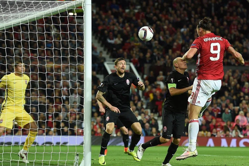 Zlatan Ibrahimovic menanduk bola masuk bagi Manchester United dalam kemenangan 1-0 ke atas Zorya Luhansk dalam perlawanan Piala Europa di Stadium Old Trafford pada 29 Sep. 