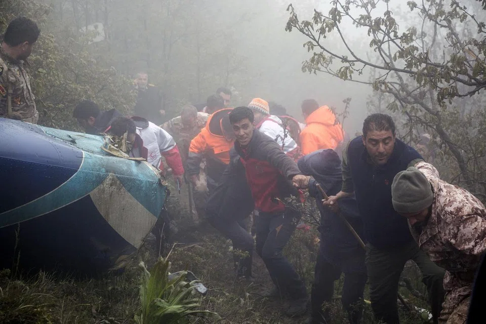 Pekerja penyelamat Iran menemui mayat mangsa termasuk Presiden Iran, Encik Ebrahim Raisi, di tapak tragedi helikopter terhempas di barat laut Iran.