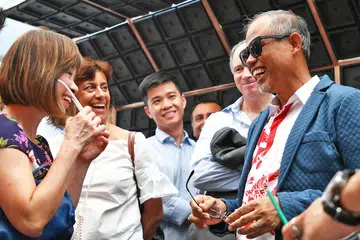 CERMIN MATA KITAR SEMULA: Encik Masagos (kanan) dan Menteri Negara Kanan (Sekitaran dan Sumber Air merangkap Kesihatan), Dr Amy Khor (kiri) mencuba cermin mata hitam yang diperbuat daripada barangan kitar semula yang dihasilkan syarikat Miniwiz di Our Tampines Hub semalam. Setiap pasang cermin mata hitam diperbuat daripada CD dan DVD yang dikitar semula serta kulit beras berkarbon daripada sisa hasil tani. - Foto BM oleh LIM YAOHUI
