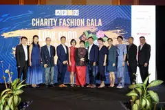 SOKONG ACARA: Tetamu terhormat, Cik Jane Ittogi (enam dari kiri) bersama Pengerusi APSN Education Services Ltd, Cik Ruby Cheah (kanan Cik Ittogi); Naib Pengerusi, APSN Ltd, Encik James Ng (kiri Cik Ittogi); Ketua Pegawai Eksekutif APSN, Encik Stanley Tang (kanan) dan ahli Lembaga dan Jawatankuasa APSN.