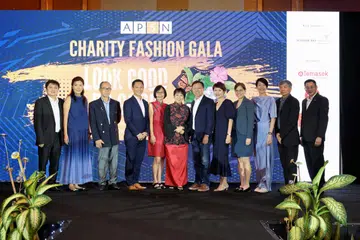SOKONG ACARA: Tetamu terhormat, Cik Jane Ittogi (enam dari kiri) bersama Pengerusi APSN Education Services Ltd, Cik Ruby Cheah (kanan Cik Ittogi); Naib Pengerusi, APSN Ltd, Encik James Ng (kiri Cik Ittogi); Ketua Pegawai Eksekutif APSN, Encik Stanley Tang (kanan) dan ahli Lembaga dan Jawatankuasa APSN.