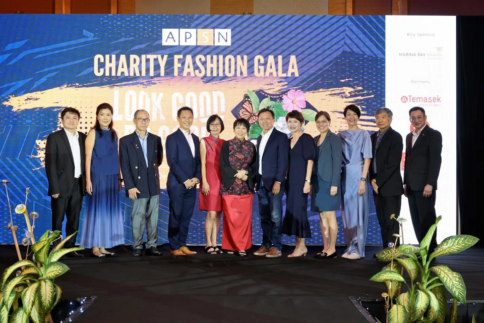 SOKONG ACARA: Tetamu terhormat, Cik Jane Ittogi (enam dari kiri) bersama Pengerusi APSN Education Services Ltd, Cik Ruby Cheah (kanan Cik Ittogi); Naib Pengerusi, APSN Ltd, Encik James Ng (kiri Cik Ittogi); Ketua Pegawai Eksekutif APSN, Encik Stanley Tang (kanan) dan ahli Lembaga dan Jawatankuasa APSN.