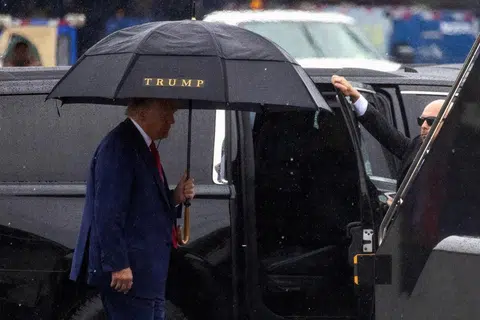 HADAPI PERTUDUHAN: Bekas presiden Donald Trump tiba  di Mahkamah Persekutuan di Washington bagi menghadapi empat pertuduhan, termasuk  mendalangi rancangan mengubah keputusan pilihan raya 2020