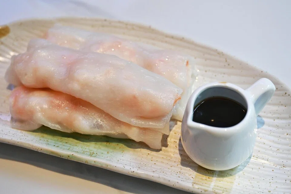 Hidangan ‘Fresh Tiger Prawn Chee Cheong Fun’ yang berharga $8.80 dan disajikan dengan sos kicap. 