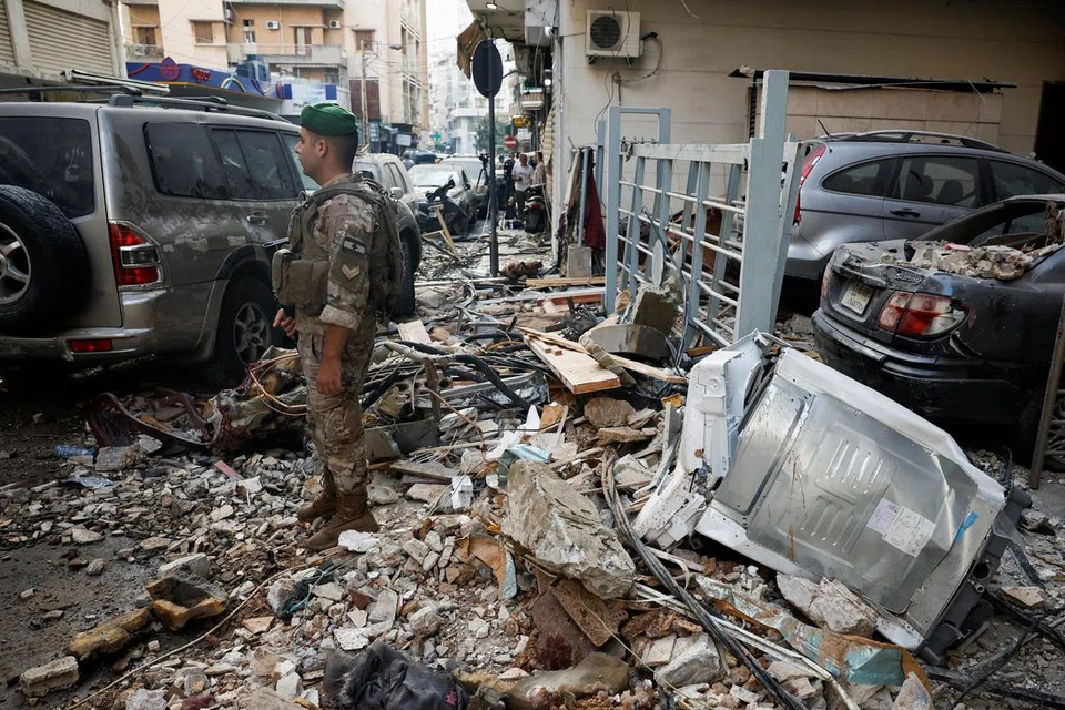 Seorang anggota tentera Lebanon berdiri di tengah-tengah runtuhan di tapak serangan udara Israel, tatkala permusuhan antara Hezbollah dengan tentera Israel masih berterusan di Beirut, pada 11 Oktober.