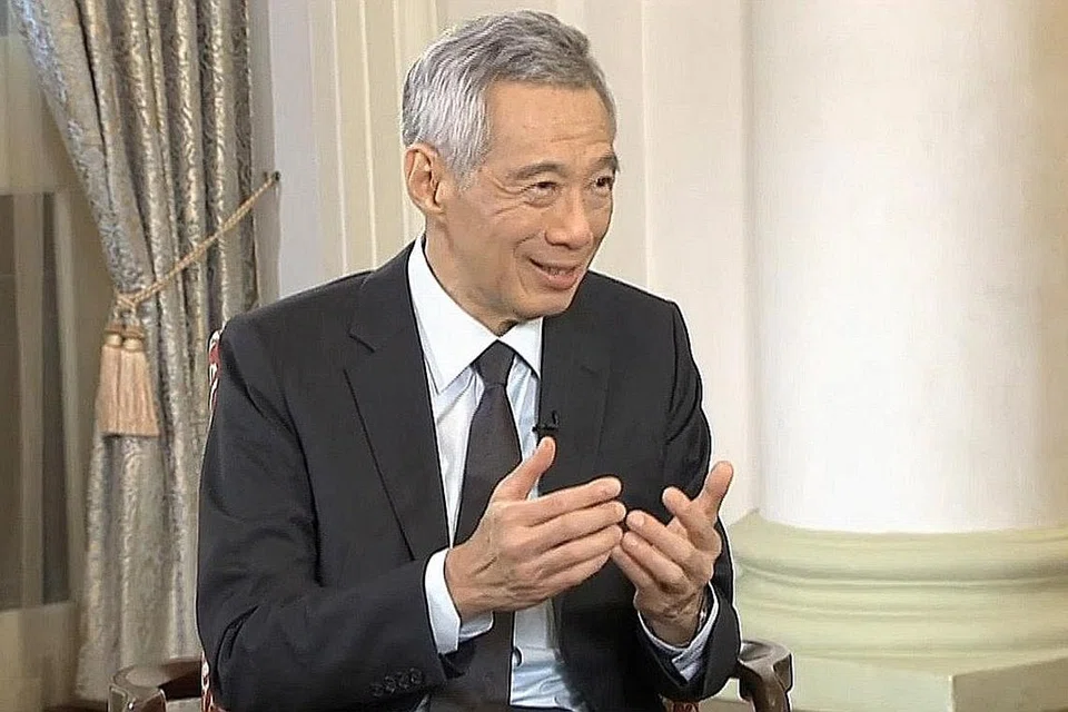KUKUHKAN KERJASAMA: PM Lee menggesa negara-negara Apec antara lain agar meningkatkan kerjasama berhubung pembangunan dan pengerahan vaksin sebagai antara usaha mencergaskan semula ekonomi. - Foto EPA-EFE