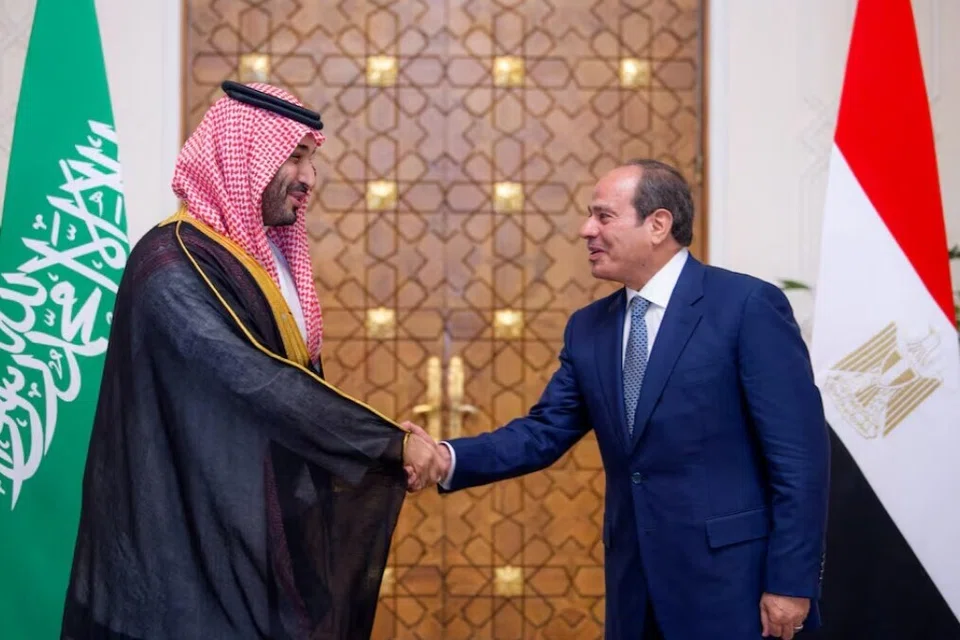Presiden Mesir, Encik Abdel Fattah al-Sisi (kanan), bertemu Putera Mahkota Arab Saudi, Putera Mohammed bin Salman, di Kahirah pada 15 September.