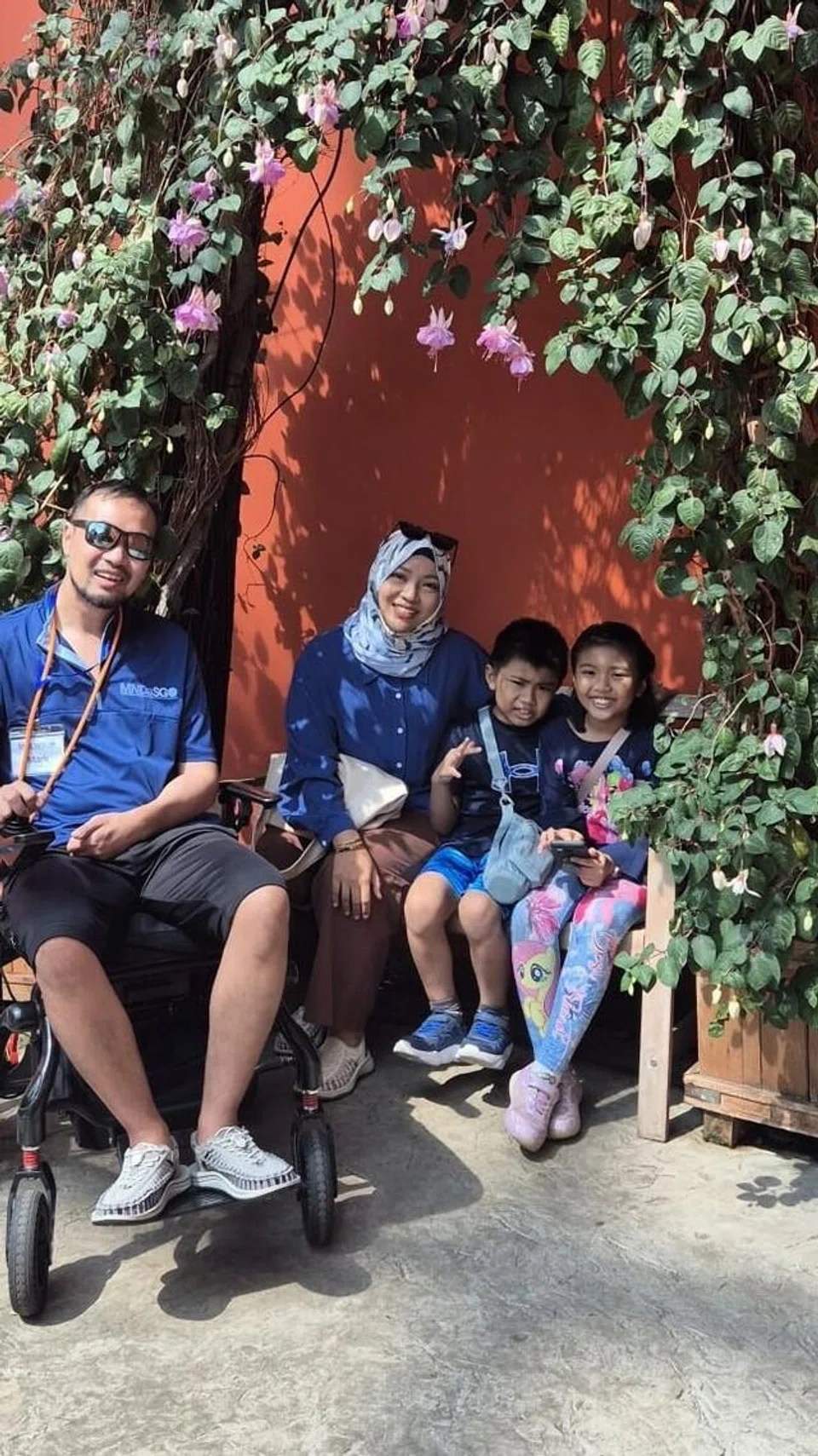 Kini Encik Adam harus menggunakan kerusi roda untuk bergerak, Cik Aisyah akui anak-anak bersikap terbuka dalam menolong menguruskan suaminya.