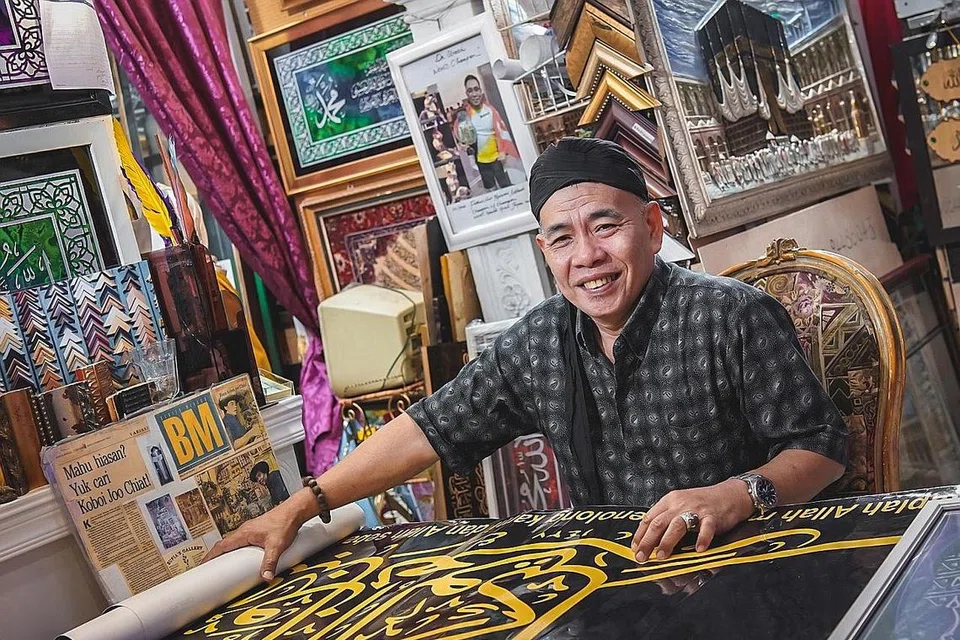 GEMBIRA, SEDIH DAN HARAPAN MASA DEPAN - MENGALU-ALUKAN KERJA-KERJA NAIK TARAF: Encik Rokhmat Sinthar, berharap dengan wajah baru diberikan kepada bangunan TKC, ia akan menarik perhatian lebih ramai dalam masyarakat Melayu/Islam untuk mengunjungi mercu tanda itu. - Foto BH oleh NUR DIYANA TAHA 