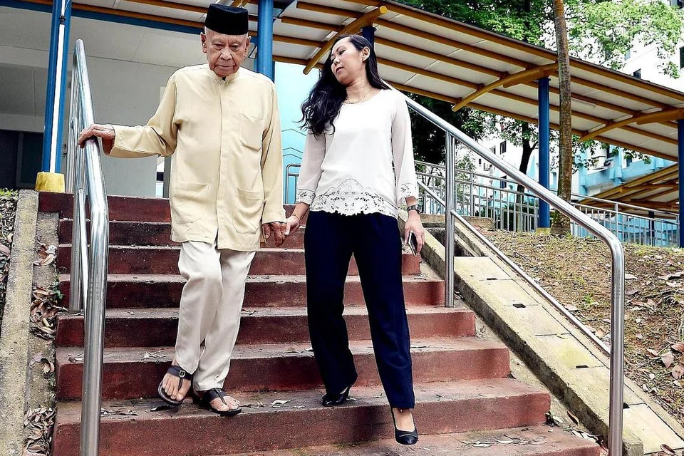 TERUS SIHAT: Encik Sharif merupakan pekerja tertua dan paling lama bertugas bersama Hospital Tan Tock Seng. Bersamanya ialah anaknya Cik Noraini Sharif. - Foto KHALID BABA