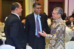 Menteri Undang-Undang merangkap Menteri Kedua Ehwal Dalam Negeri, Encik Edwin Tong (kanan) beramah mesra dengan tetamu yang hadir bagi menyambut Jubli Emas klinik undang-undang percuma Jamiyah Singapura pada 10 Oktober.