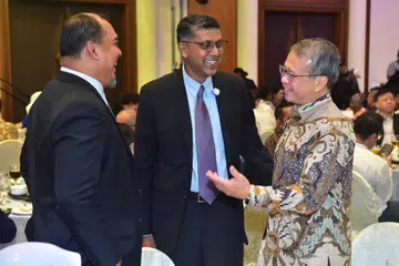 Menteri Undang-Undang merangkap Menteri Kedua Ehwal Dalam Negeri, Encik Edwin Tong (kanan) beramah mesra dengan tetamu yang hadir bagi menyambut Jubli Emas klinik undang-undang percuma Jamiyah Singapura pada 10 Oktober.