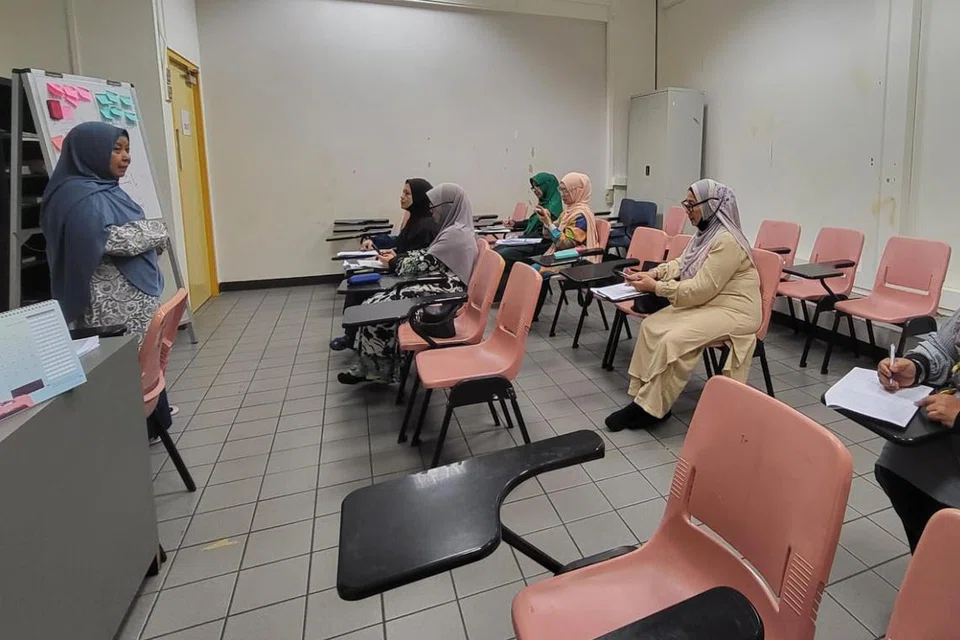 Dalami asas-asas penting ilmu agama Islam bersama Ustazah Saodah Saba (berdiri), dalam suasana pembelajaran yang mesra, tersusun dan sarat dengan manfaat, anjuran Masjid Ar-Raudhah.