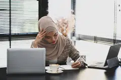 Kafein sering dianggap sebagai minuman yang dapat merangsang pengeluaran estrogen dan mempercepatkan haid, namun ia bukan rawatan khusus untuk menanganinya. Jika haid kerap lewat atau tidak datang selama beberapa bulan, penting untuk mendapatkan nasihat doktor.
