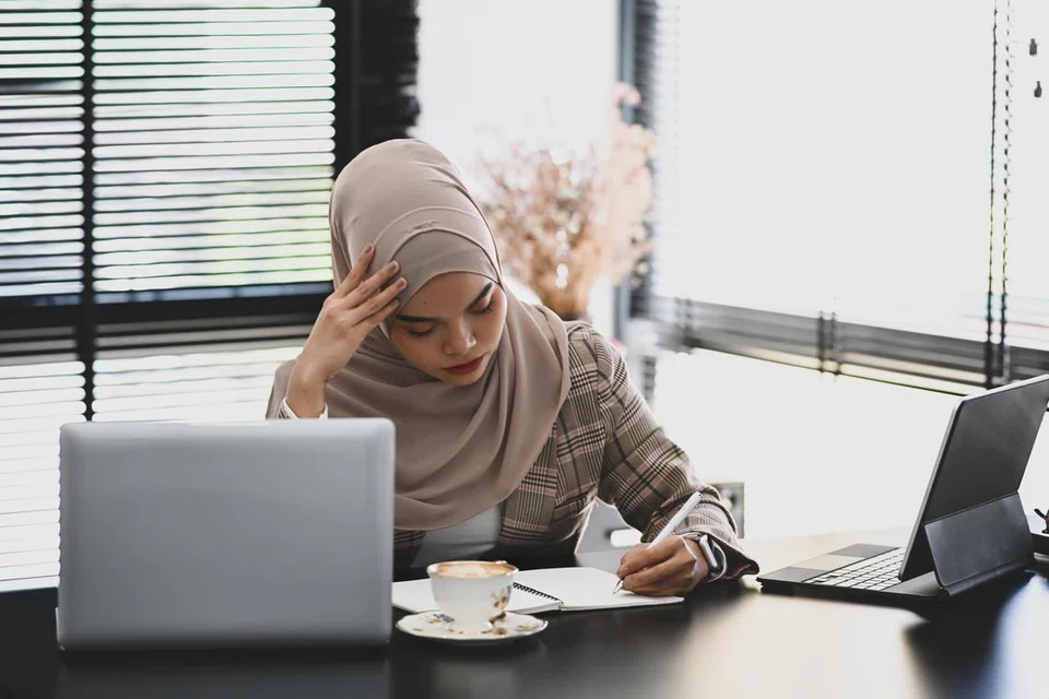 Kafein sering dianggap sebagai minuman yang dapat merangsang pengeluaran estrogen dan mempercepatkan haid, namun ia bukan rawatan khusus untuk menanganinya. Jika haid kerap lewat atau tidak datang selama beberapa bulan, penting untuk mendapatkan nasihat doktor.