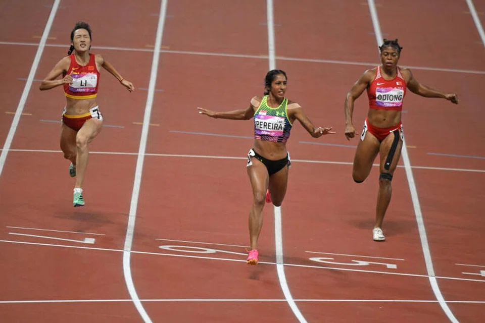 PERTAMA LEPAS GARISAN: Shanti Pereira (tengah) pelari pertama melepasi garisan penamat disusuli pelari China, Li Yuting (kiri), dan pelari Bahrain, Edidiong Odiong (kanan) dalam final acara pecut 200 meter.