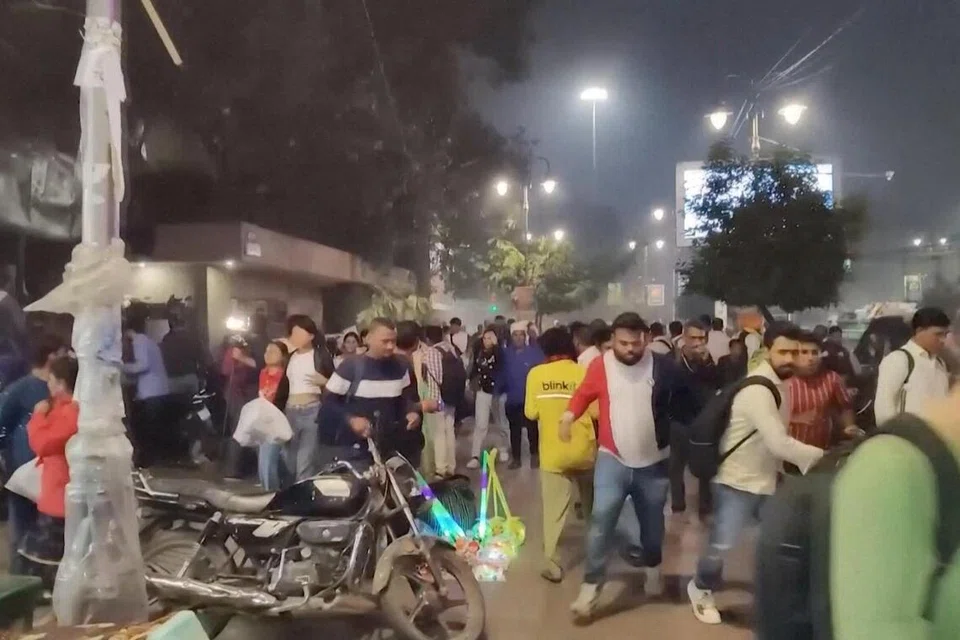 Orang ramai melarikan diri selepas letupan dahsyat berlaku berhampiran kubu bersejarah Red Fort di kawasan lama Delhi, New Delhi, India, pada 10 November 2025, dalam tangkap layar daripada rakaman video ini. 