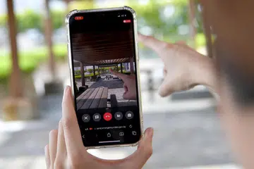 Satu pautan ke sistem video kecemasan akan dihantar melalui SMS kepada pemanggil, yang selepas mengklik padanya, akan dapat menggunakan kamera di telefon untuk melaporkan kes seperti kebakaran atau pembunuhan secara langsung melalui telefon bimbit mereka. 