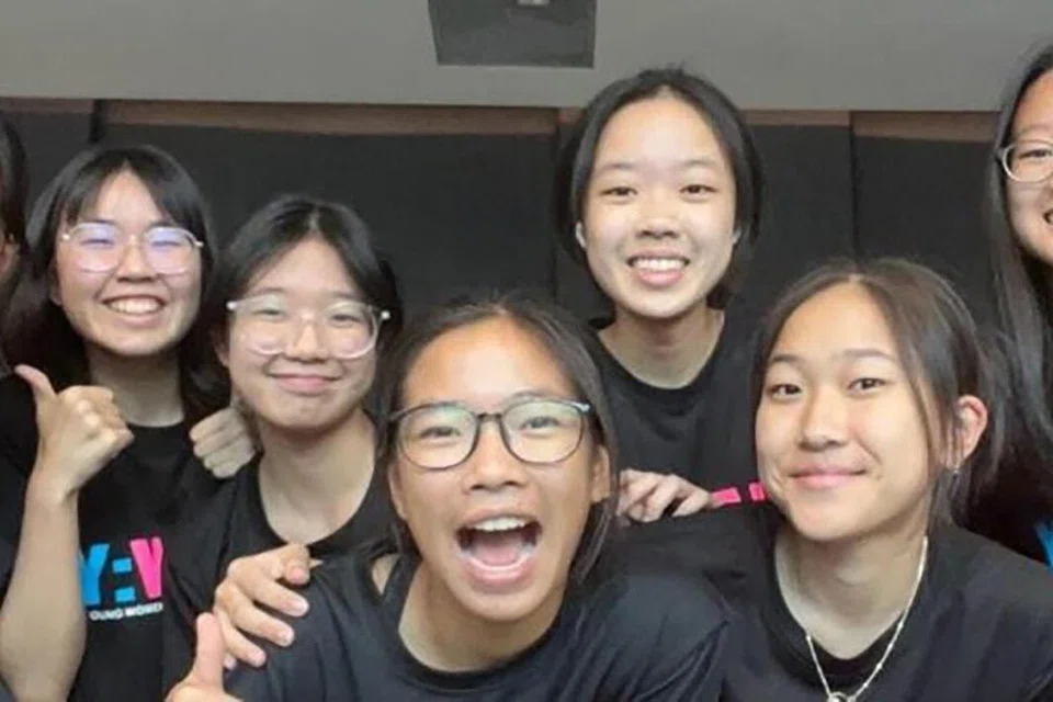 GERAKAN PERINGKAT ANTARABANGSA: Y:Wait, yang diasas Kiera (dua dari kiri), berjaya menjadi satu gerakan antarabangsa melibatkan lebih 8,000 belia di Singapura serta lebih 10 negara.