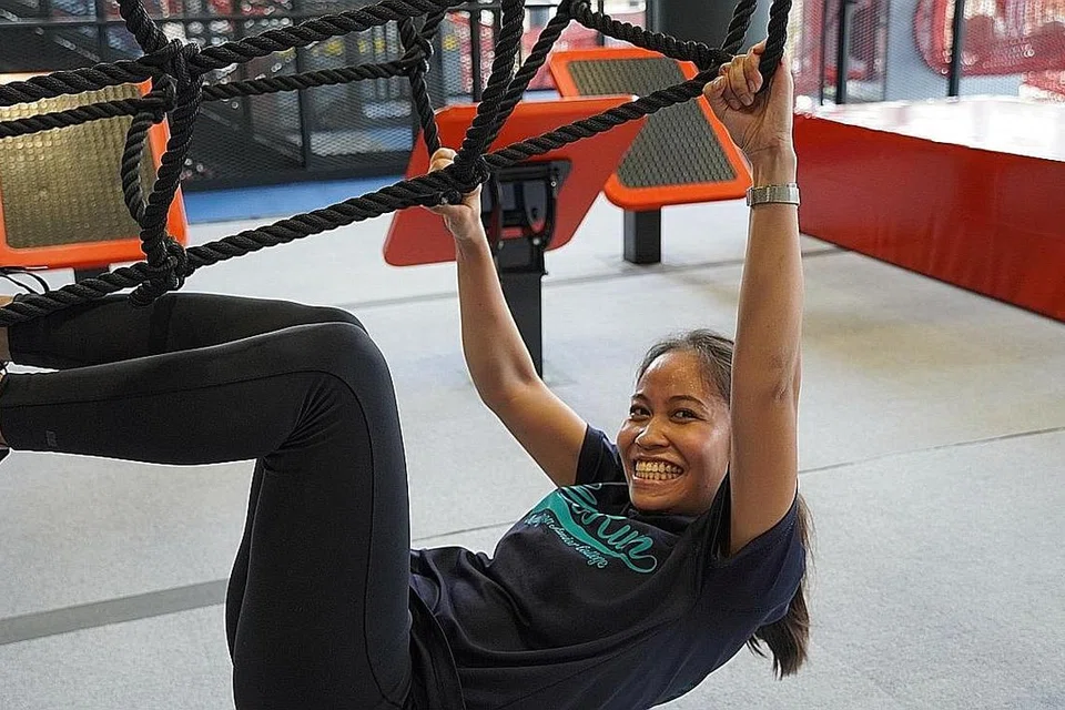 KURANG CERGAS: Sebaik sahaja gambar dipetik, wartawan telah jatuh ke lantai kerana sulit mengharungi rintangan jaring itu. - Foto BM oleh ZULAIQAH ABDUL RAHIM 