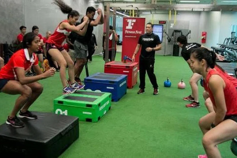 KEMUDAHAN BERLATIH: Shanti Pereira (kiri) bersama teman Team Singapore mencuba latihan di kemudahan Fitness First apabila kumpulan pusat kecergasan itu mengumumkan inisiatif bernilai $1.3 juta selama tiga tahun sebagai persiapan atlit negara menghadapi kejohanan utama sepanjang 2016-2018. - Foto FITNESS FIRST