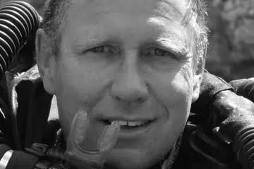 PERANAN UTAMA: Dr Richard Harris menjalankan penilaian kesihatan terakhir ke atas 13 orang yang terperangkap dalam sebuah gua di Chiang Rai sebelum percubaan menyelamatkan mereka dijalankan pada 8 Julai 2018.