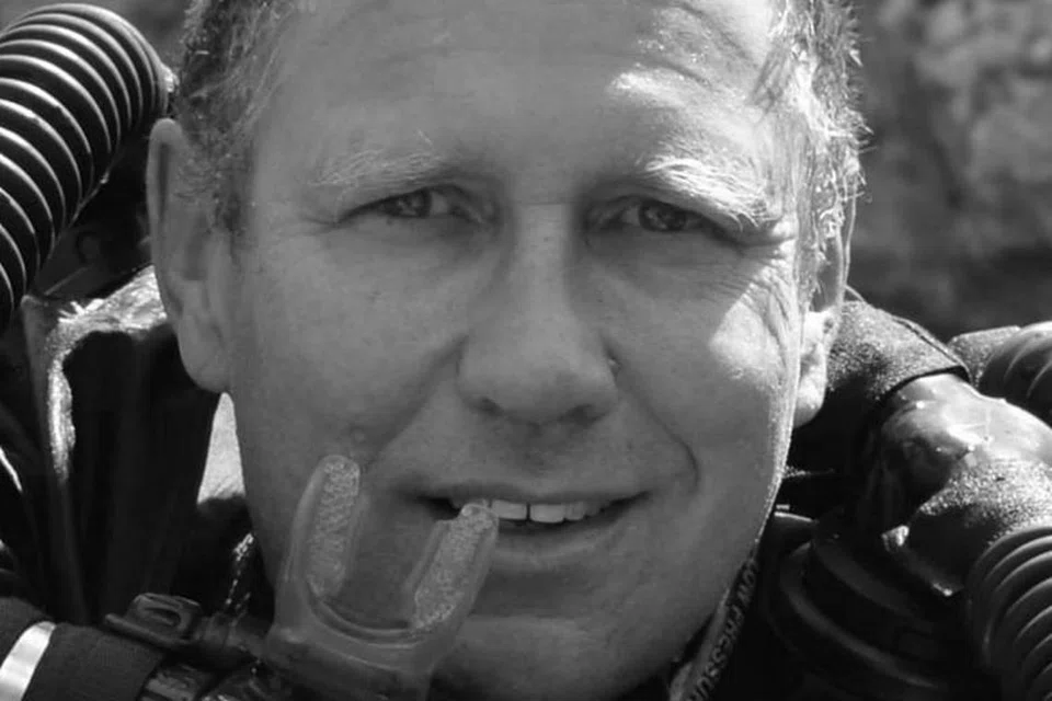 PERANAN UTAMA: Dr Richard Harris menjalankan penilaian kesihatan terakhir ke atas 13 orang yang terperangkap dalam sebuah gua di Chiang Rai sebelum percubaan menyelamatkan mereka dijalankan pada 8 Julai 2018.