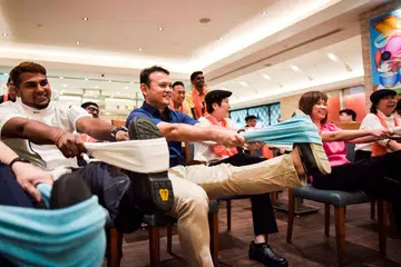 SENAM BERSAMA: Encik Zaqy Mohamad (dua dari kiri) dan Dr Amy Khor (dua dari kanan) menyertai sekumpulan pekerja di restoran Carousel di Hotel Royal Plaza on Scotts melakukan senaman bersama semalam. - Foto-foto BH oleh MATTHIAS CHONG