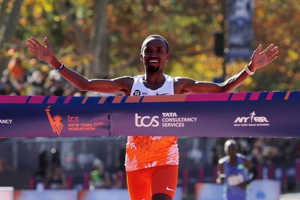Abdi Nageeye dari Belanda melintasi garisan penamat dan meraih kemenangan dalam perlumbaan Maraton New York City kategori lelaki pada 3 November.