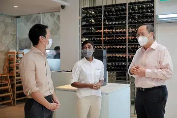 LAKUKAN LAWATAN: Dr Tan See Leng (kanan) beramah mesra dengan (dari kiri) pengasas Lo & Behold, Encik Wee Teng Wen, dan penolong pengurus hubungan tetamu kanan di Tanjong Beach Club, Cik Shamini Krishnan, semasa lawatannya ke restoran Tanjong Beach Club di Sentosa semalam. Beliau turut berkongsi tentang Laporan Situasi Pekerjaan Ke-26 yang memberi tumpuan pada transformasi pekerjaan HR kepada media di akhir lawatan itu. - Foto BH oleh GAVIN FOO