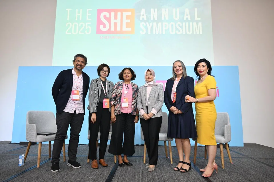 (Dari kiri) Pengarah Teknologi dan Inovasi, Hospital Kwong Wai Shiu, Encik Johann Annuar; Penolong Profesor Universiti Nasional Singapura (NUS), Dr Michelle H.S. Ho; Penasihat Dasar Serantau Wanita Pertubuhan Bangsa-Bangsa Bersatu (PBB), Cik Norul Mohamed Rashid; Menteri Negara (Penerangan dan Pembangunan Digital merangkap Kesihatan), Cik Rahayu Mahzam; Timbalan Ketua Pegawai Eksekutif, Netsafe New Zealand, Cik Andrea Leask; dan Pengerusi SG Her Empowerment (SHE), Cik Stefanie Yuen Thio, semasa Simposium Tahunan SHE 2025 di YWCA Singapura pada 24 Februari.