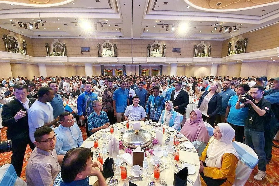 JAMUAN MALAM: Timbalan Presiden PKR, Datuk Mohamed Azmin Ali (tengah, duduk) dan penyokongnya berkumpul di Hotel Rennaisance di Kuala Lumpur kelmarin, tempat tertubuhnya Parti Keadilan Nasional 20 tahun lalu. - Foto BH oleh SHANNON TEOH