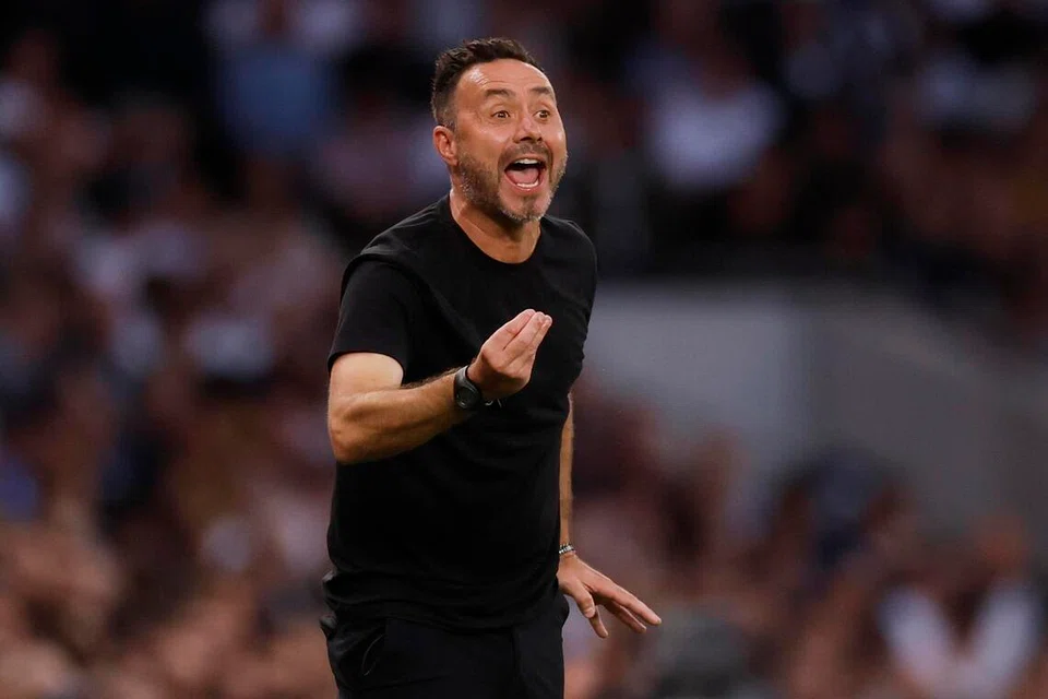 Pengurus Tottenham Hotspur, Roberto De Zerbi, memberi arahan kepada pemainnya semasa perlawanan Liga Perdana menentang Everton di Stadium Tottenham Hotspur, London, pada 12 September. Perlawanan berakhir seri tanpa gol.