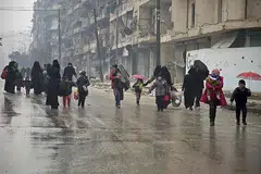 MELARIKAN DIRI: Penduduk melarikan diri meninggalkan kawasan pemberontak ke kawasan tentera Presiden Bashar al-Assad sedang pihak tentera Syria menawan semula bandar Aleppo. - Foto-foto AFP
