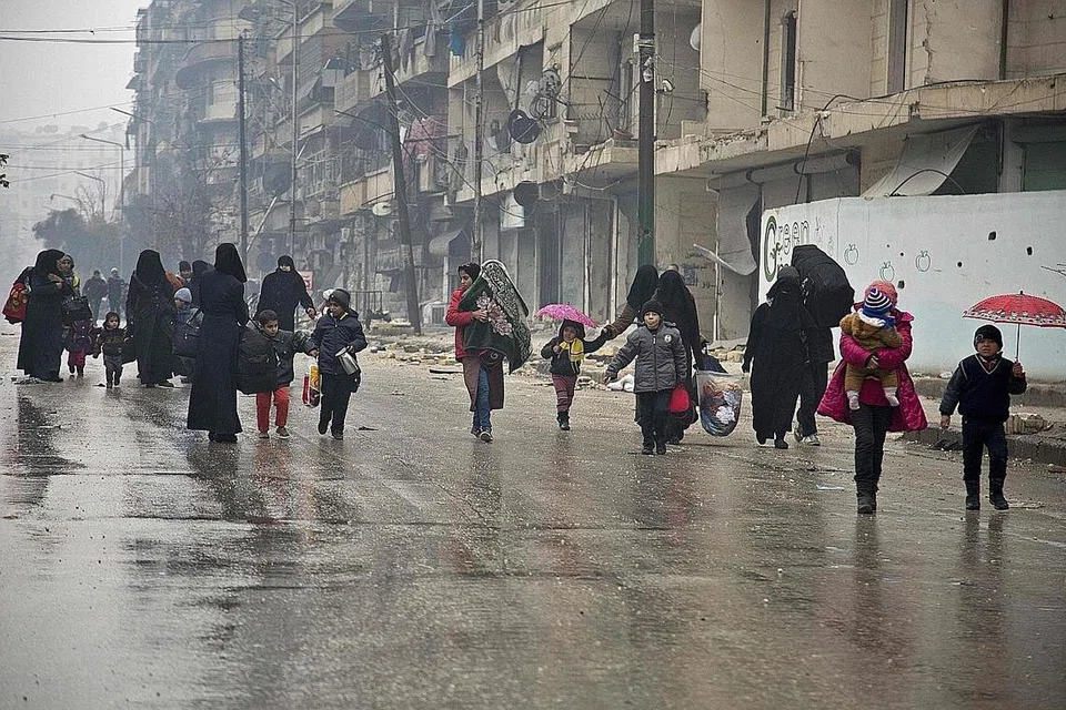 MELARIKAN DIRI: Penduduk melarikan diri meninggalkan kawasan pemberontak ke kawasan tentera Presiden Bashar al-Assad sedang pihak tentera Syria menawan semula bandar Aleppo. - Foto-foto AFP