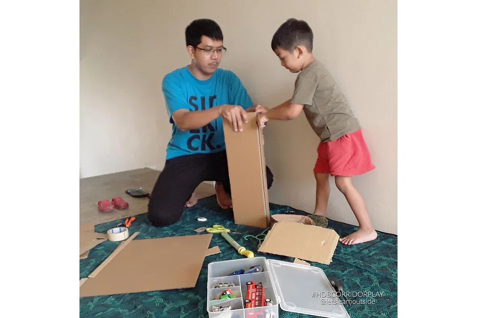 PEMBELAJARAN MELALUI PERMAINAN: Encik Muhammad percaya bahawa dalam keadaan sekarang, ibu bapa boleh mencari banyak lagi aktiviti alternatif untuk anak-anak mereka belajar melalui permainan dan mengurangkan keperluan untuk menonton video dalam talian. - Foto ihsan ENCIK MUHAMMAD KAMIT