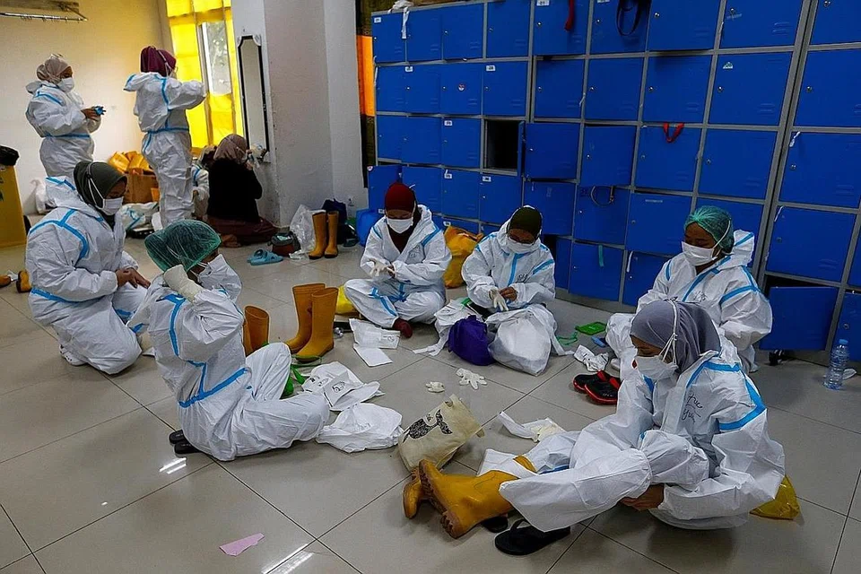 SELAYANG PANDANG: Pemandangan dari udara menunjukkan acara pengebumian mangsa Covid-19 sedang dijalankan di sebuah tanah perkuburan di Jakarta, Indonesia, kelmarin. - Foto AFP 