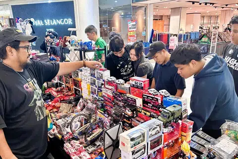 Warga Singapura merupakan pelanggan utama, ‘JB Collectors Market’, yang telah banyak membantu merancakkan perniagaan dalam acara berkenaan.