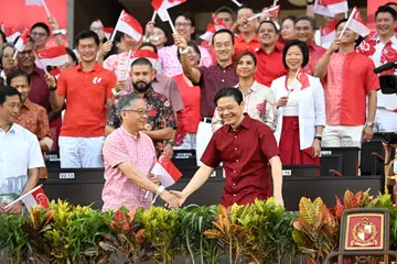 Walaupun pemimpin-pemimpin lebih berkemampuan dalam banyak perkara, mereka tidak boleh menonjolkan gaya kehidupan atau kemewahan secara berlebih-lebihan, dan sebaliknya mencerminkan sifat ihsan. Dalam hal ini, pengumuman Perdana Menteri Encik Lawrence Wong (barisan depam, paling kanan) secara terbuka untuk mendermakan kenaikan gaji pada badan-badan amal adalah langkah yang boleh dicontohi.