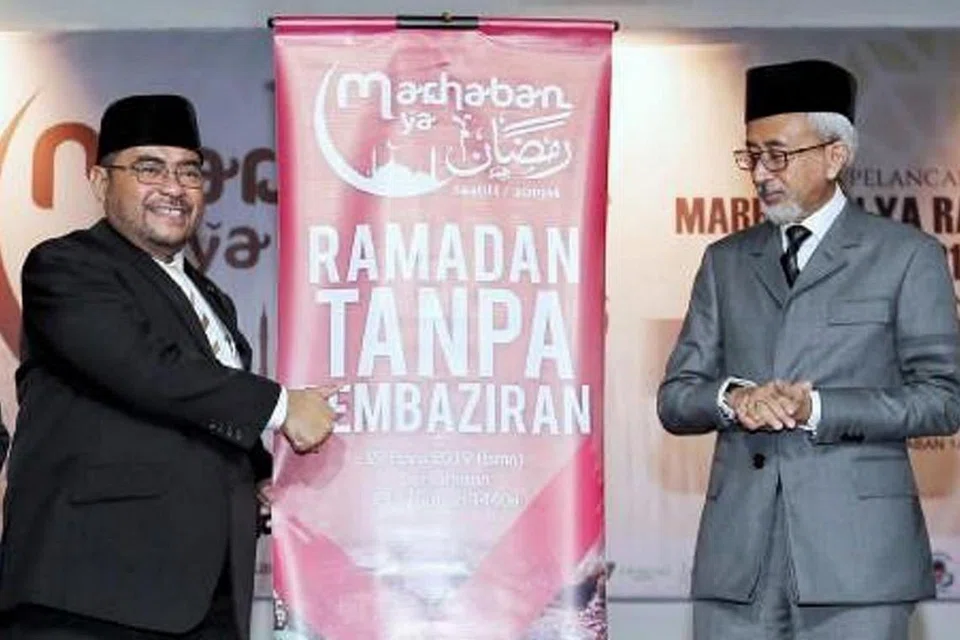 BERINGAT DI BAZAR: Menteri di Pejabat Perdana Menteri Malaysia, Datuk Seri Dr Mujahid Yusof (kiri) melancarkan kempen 'Ramadan Tanpa Pembaziran'. Beliau menyeru rakyat Malaysia agar mengubah sikap dan tidak menyumbang kepada pembaziran makanan apabila berbelanja di bazar Ramadan. - Foto BHM dan foto fail BH