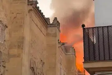 Api menjulang menyusuli kebakaran yang berlaku di masjid bersejarah yang diubah menjadi katedral di bandar Cordoba, selatan Sepanyol.