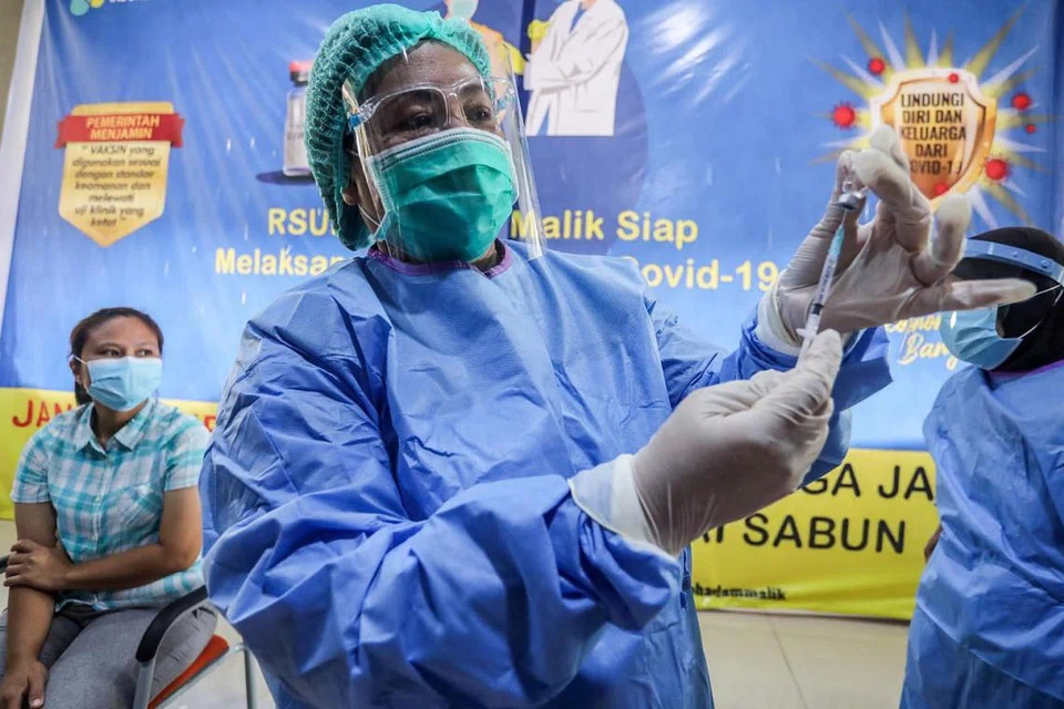 JALANKAN VAKSINASI: Seorang pekerja kesihatan Indonesia bersiap untuk menyuntikkan vaksin Covid-19 di sebuah hospital di Medan, Sumatera Utara. Indonesia memulakan program vaksinasi Covid-19 untuk pekerja kesihatan perubatan dan pegawai pemerintah atasan pada 14 Januari, sebagai langkah awal program vaksinasi nasional. - Foto EPA-EFE