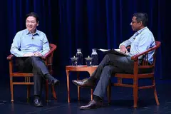 ATASI ISU PERKAUMAN: Menteri Kewangan Lawrence Wong (kiri) menjawab soalan peserta yang menyertai secara maya forum mengenai isu kaum semalam, dengan Felo Kanan Sekolah Pengajian Antarabangsa S. Rajaratnam (RSIS), Dr Shashi Jayakumar, sebagai moderator. - Foto IPS