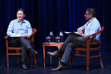 ATASI ISU PERKAUMAN: Menteri Kewangan Lawrence Wong (kiri) menjawab soalan peserta yang menyertai secara maya forum mengenai isu kaum semalam, dengan Felo Kanan Sekolah Pengajian Antarabangsa S. Rajaratnam (RSIS), Dr Shashi Jayakumar, sebagai moderator. - Foto IPS