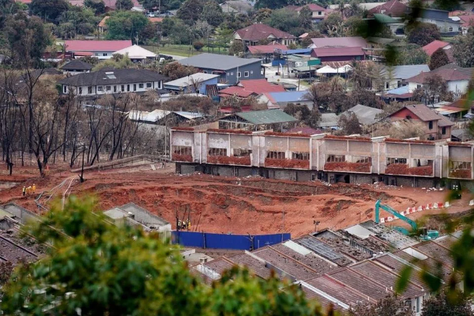 Lubang kawah sedalam kira-kira 10 meter yang terbentuk akibat ledakan gas dan kebakaran yang berpunca daripada letupan saluran paip gas di Putra Heights, Subang Jaya, Selangor, pada 1 April.