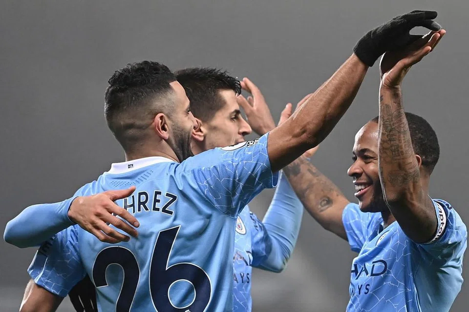 GEMBIRA DI PERSADA: Raheem Sterling (kanan) meraikan gol bersama Riyad Mahrez (kiri) dalam perlawanan menentang West Bromwich Albion. City kini berada selesa di persada liga. - Foto EPA-EFE 