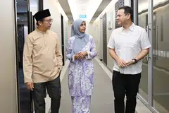 Pemangku Menteri Bertanggungjawab bagi Ehwal Masyarakat Islam, Encik Zaqy Mohamad (kanan); bersama Pengerusi AMP Singapura, Ustaz Fathurrahman Dawoed (kiri); dan Presiden PPIS, Profesor Madya Razwana Begum, di pejabat Majlis Ugama Islam Singapura (MUIS) di Braddell Road pada 30 September.
