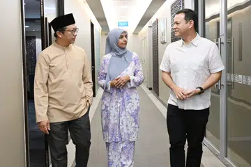 Pemangku Menteri Bertanggungjawab bagi Ehwal Masyarakat Islam, Encik Zaqy Mohamad (kanan); bersama Pengerusi AMP Singapura, Ustaz Fathurrahman Dawoed (kiri); dan Presiden PPIS, Profesor Madya Razwana Begum, di pejabat Majlis Ugama Islam Singapura (MUIS) di Braddell Road pada 30 September.