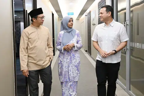 Pemangku Menteri Bertanggungjawab bagi Ehwal Masyarakat Islam, Encik Zaqy Mohamad (kanan); bersama Pengerusi AMP Singapura, Ustaz Fathurrahman Dawoed (kiri); dan Presiden PPIS, Profesor Madya Razwana Begum, di pejabat Majlis Ugama Islam Singapura (MUIS) di Braddell Road pada 30 September.