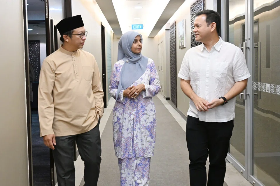 Pemangku Menteri Bertanggungjawab bagi Ehwal Masyarakat Islam, Encik Zaqy Mohamad (kanan); bersama Pengerusi AMP Singapura, Ustaz Fathurrahman Dawoed (kiri); dan Presiden PPIS, Profesor Madya Razwana Begum, di pejabat Majlis Ugama Islam Singapura (MUIS) di Braddell Road pada 30 September.